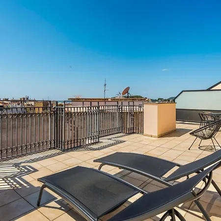 Stunning Penthouse With Rooftop Terrace & Pool